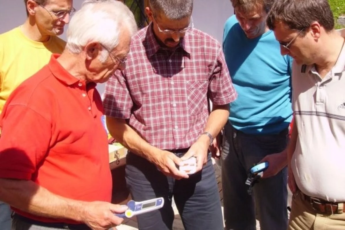 Researchers and mountain rescue workers discuss the requirements to be met by a new, automatic positioning system for avalanche victimsPhoto: Fraunhofer IML