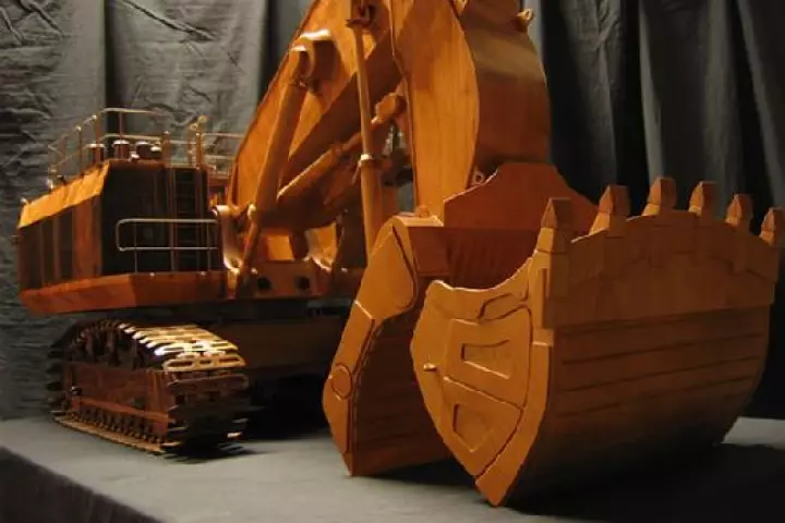 Woodchuck and Co studio has built a detailed wooden model of Caterpillar 5230B Excavator (Photo: Woodchuck and Co)