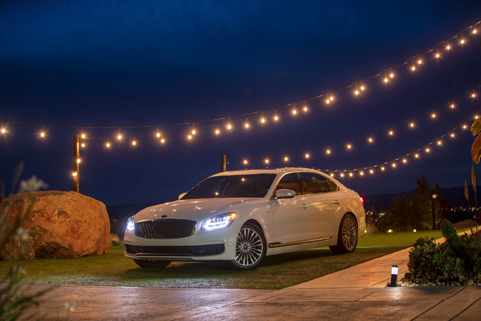 Kia wants to make a completely new luxurious statement with the 2019 K900 sedan