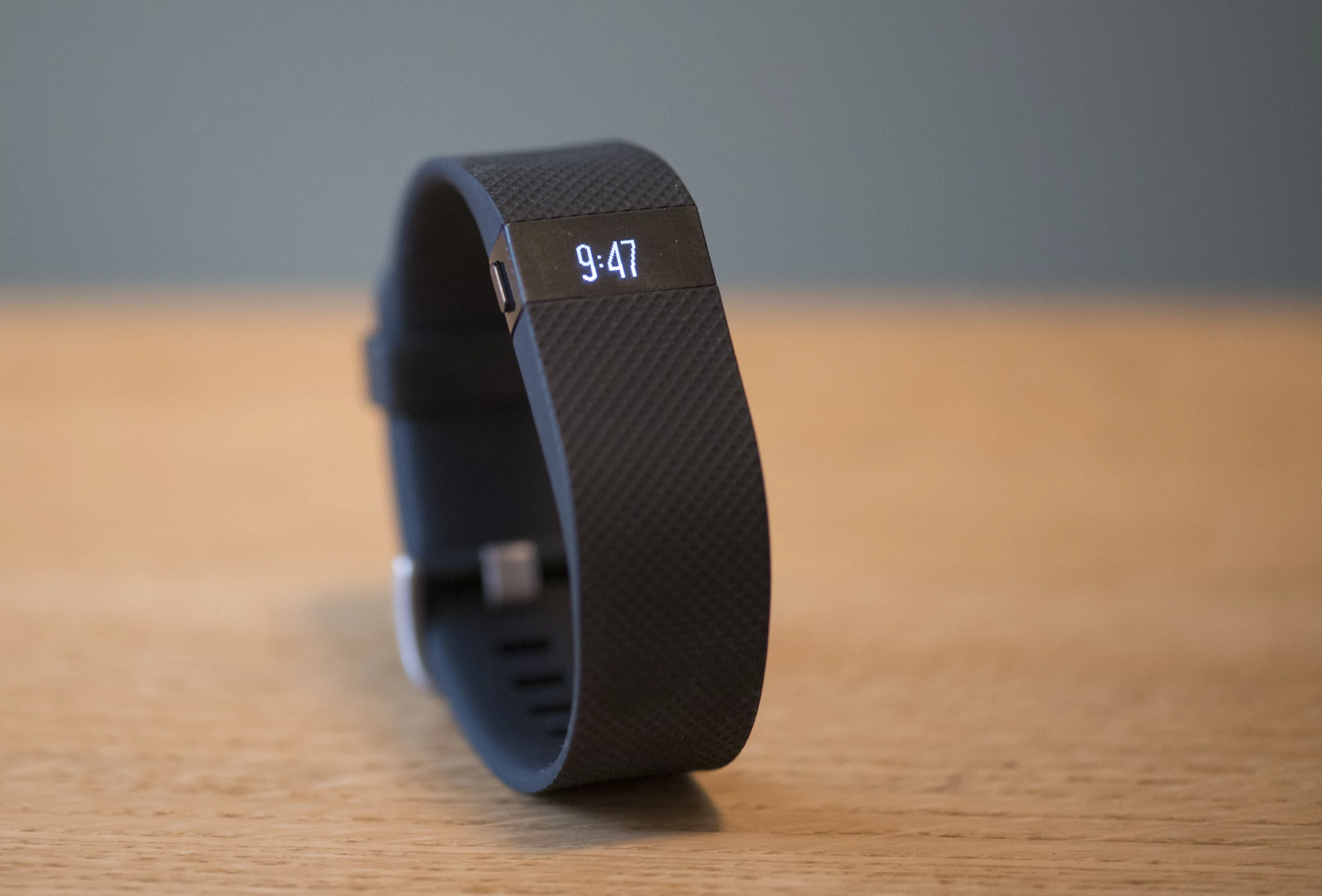 Gizmag reviews the Fitbit Charge HR fitness tracker (Photo: Gizmag/Simon Crisp)
