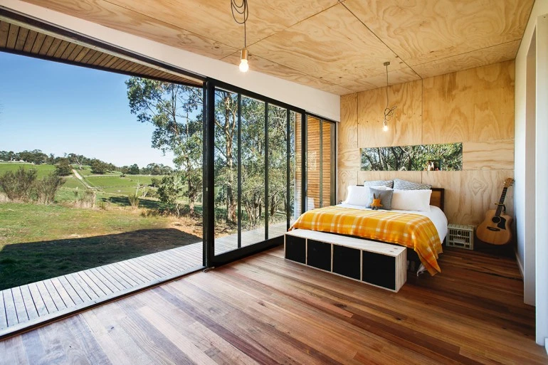 A large horizontal window runs along the western facade (Photo: Branch Studio Architects)