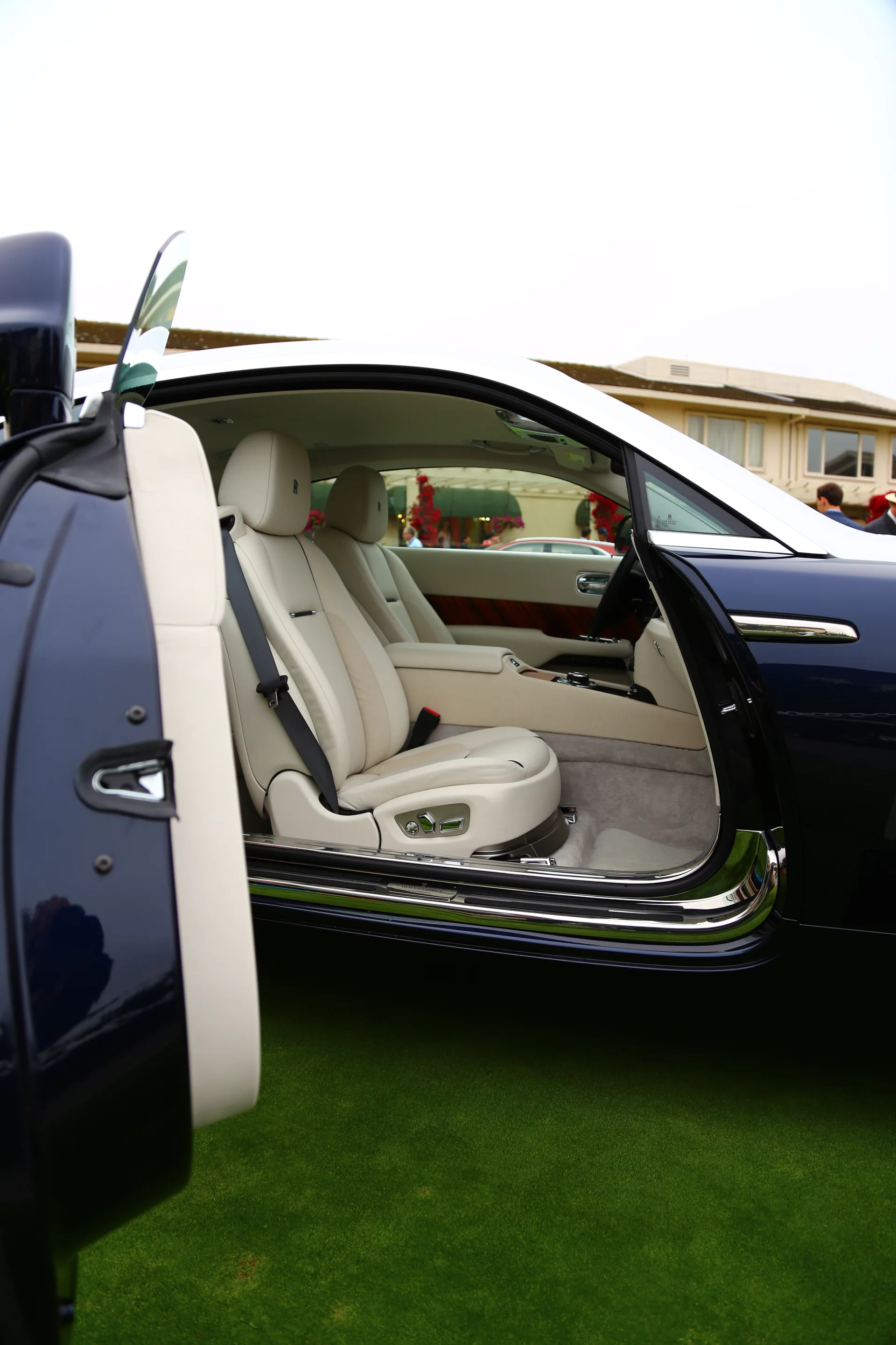 Rolls Royce Wraith reeks of old-world monies and bespoke design details (Photo: Angus MacKenzie/Gizmag.com)