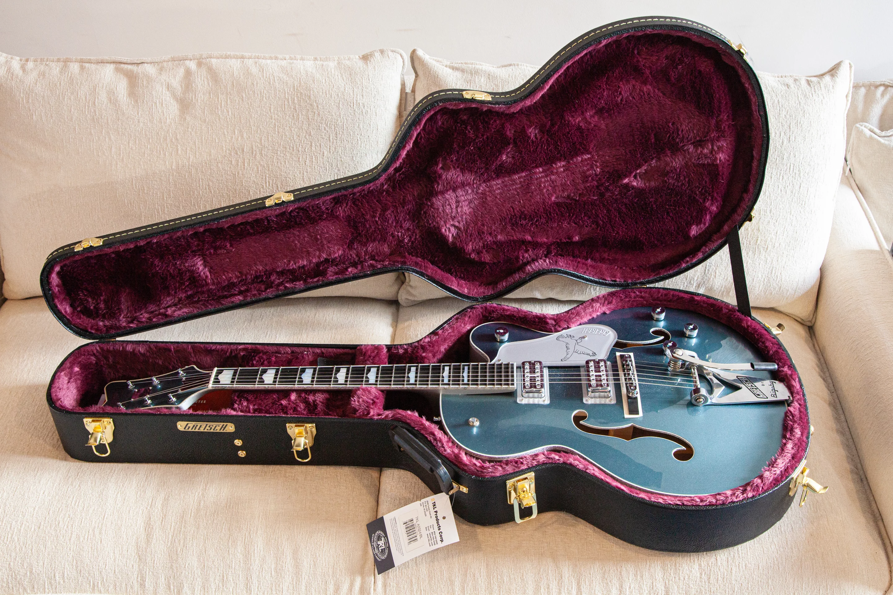 The Falcon comes in a superb TKL case, with a furry lining you just wanna run your fingers through