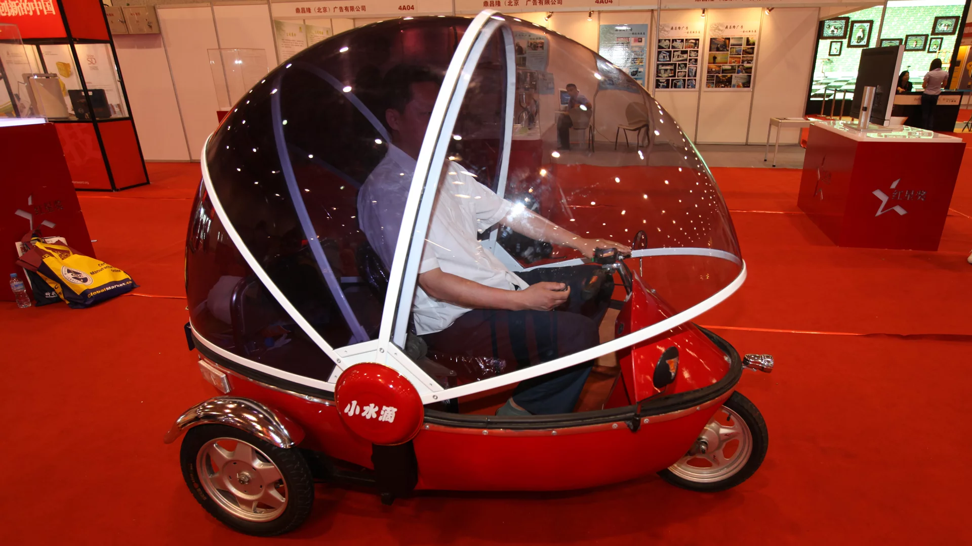 The US$750 Bubble Bike urban commuter for three people