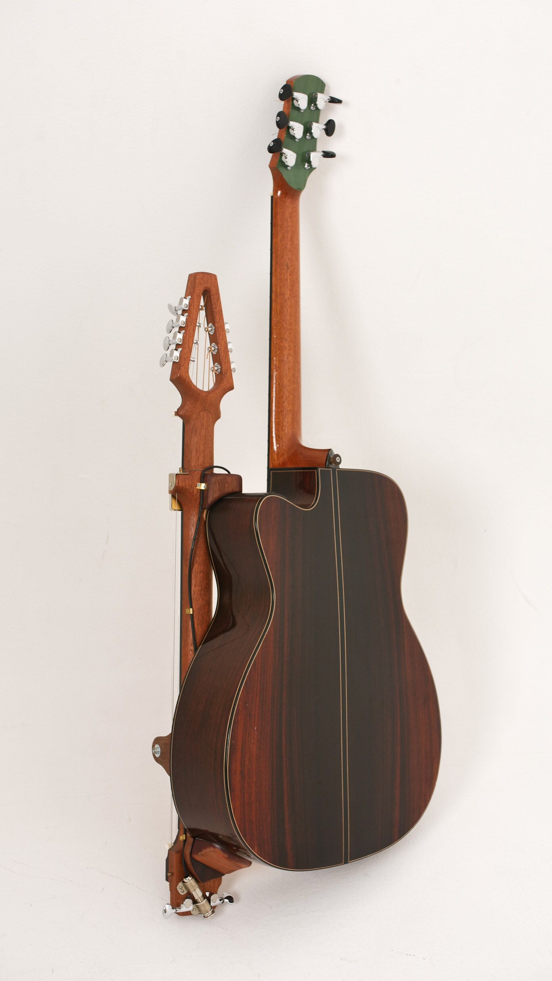 Clever attachment makes for melody, slide, bass and beats on one guitar