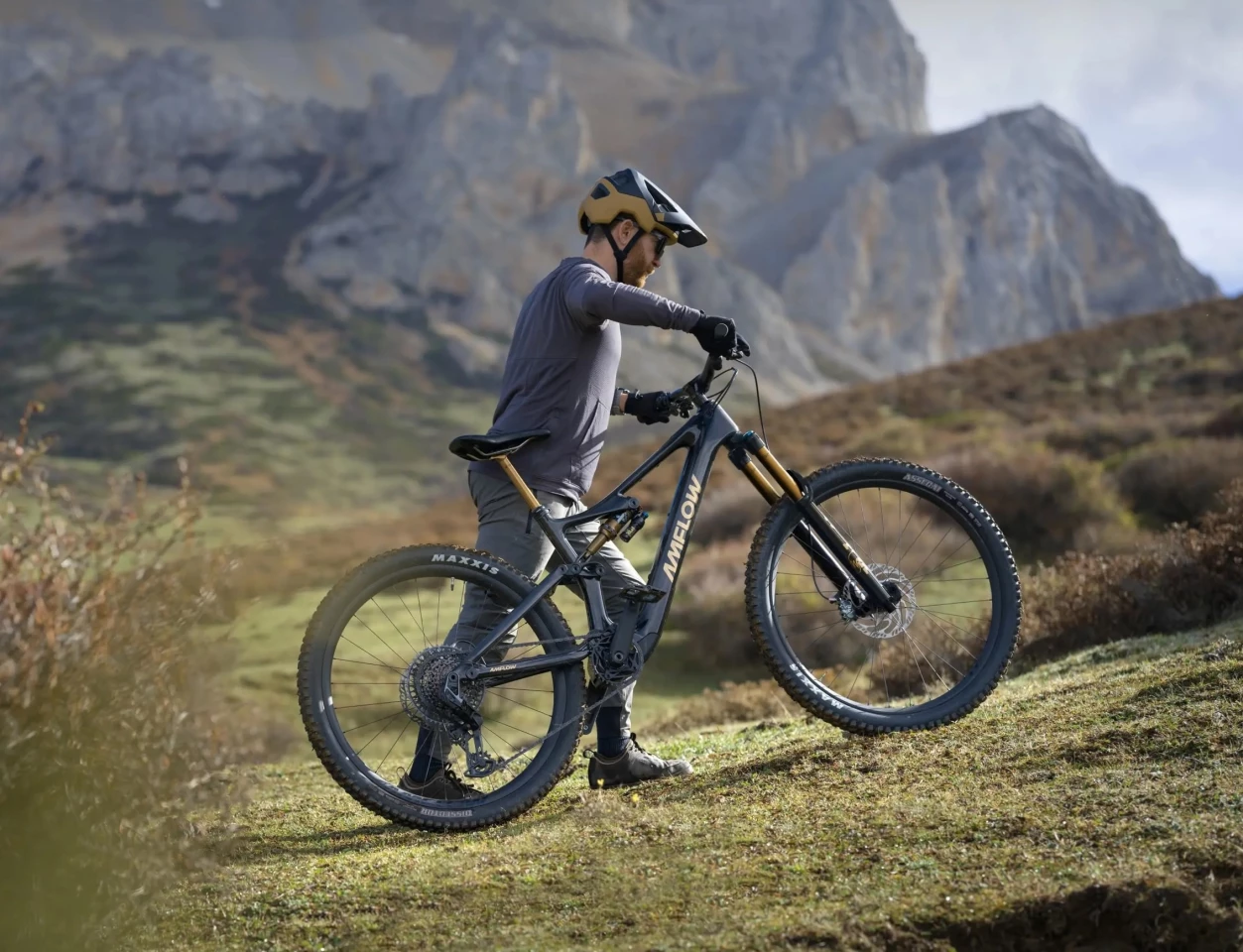 The Amflow PL includes a Walk mode that keeps it rolling forward up push-a-bike segments