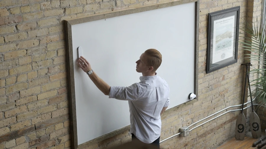 The Equil Smartmarker uses a sensor that attaches to a whiteboard surface to detect the movements of the Smartmerker sleeve