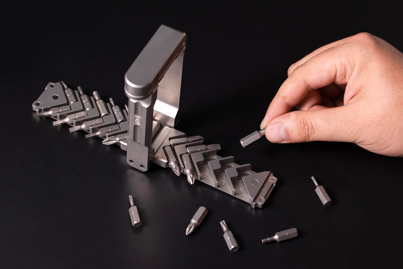 Utilizing its two side plates, the TiNexus can store a total of 20 bits