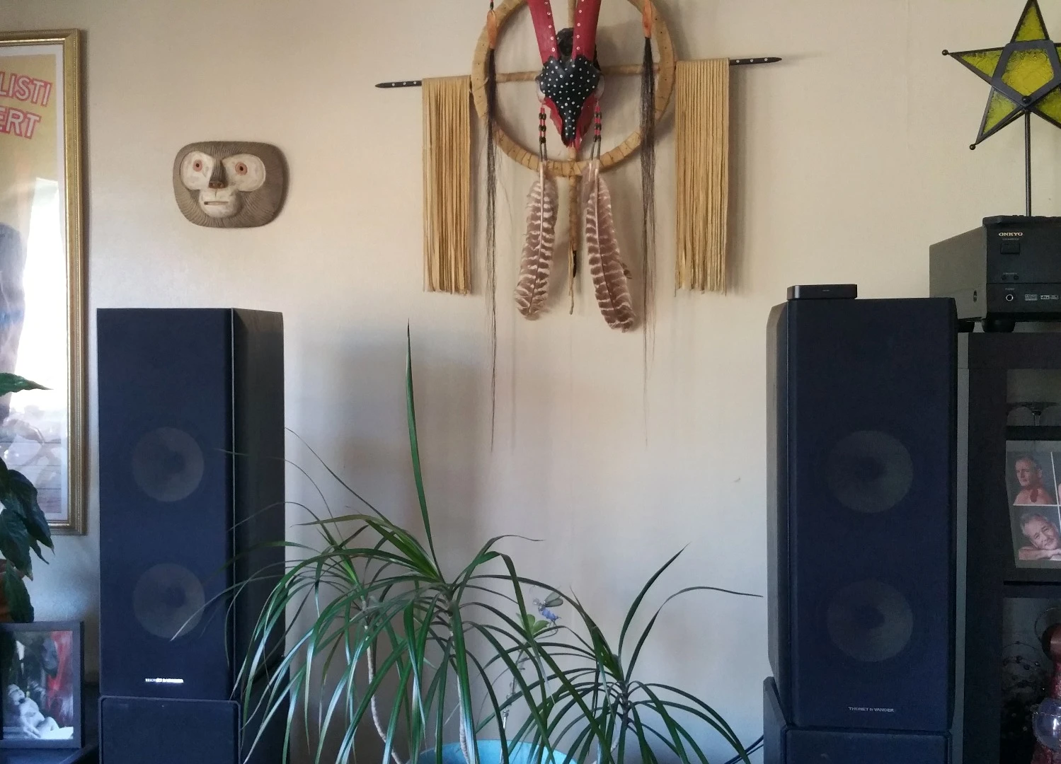 The Thonet & Vander Koloss speakers can be separated from each other by up to 7 ft (2.1 m)