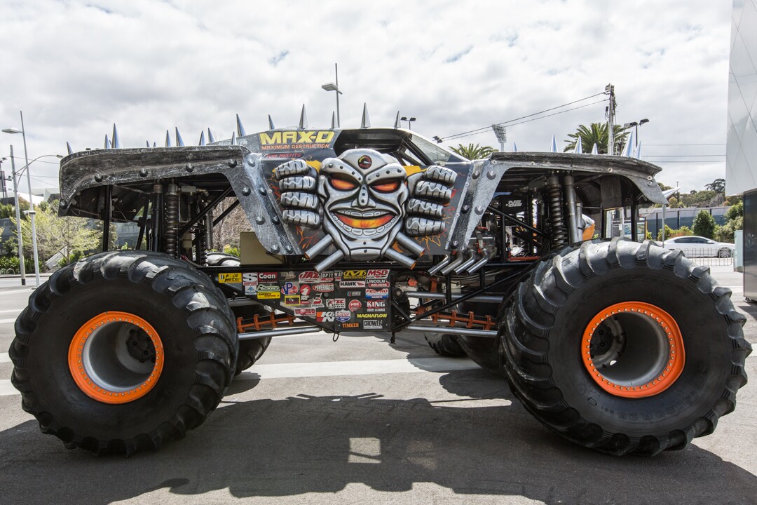 Video How to drive a monster truck
