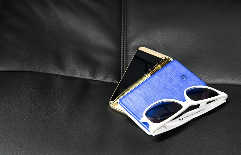 The Jumpr measures 5.5 x 3 x 0.6 in (14 x 7.6 x 1.5 cm)