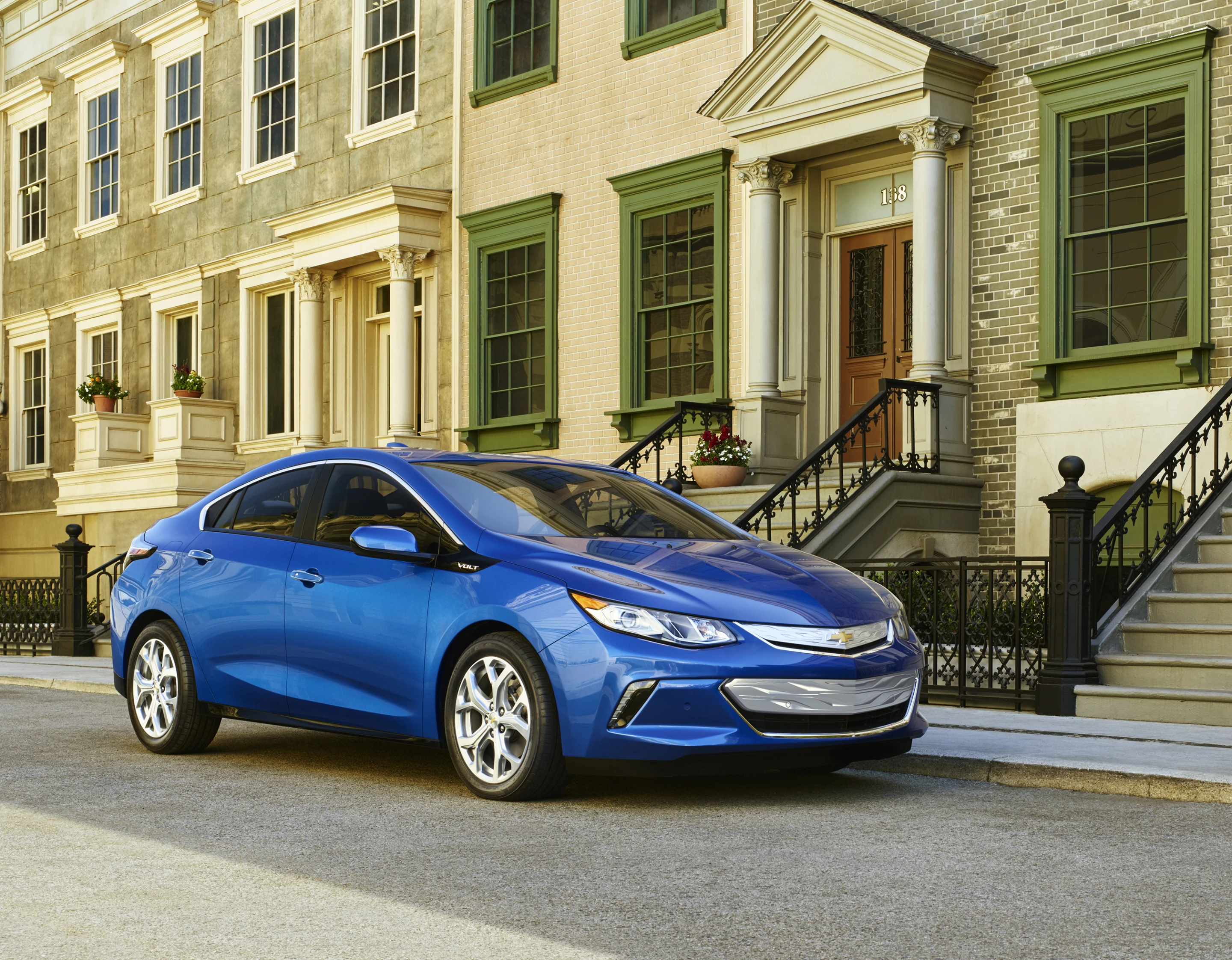 Chevy says that the Volt will travel more than 400 miles on gas and electric power (Photo: General Motors)
