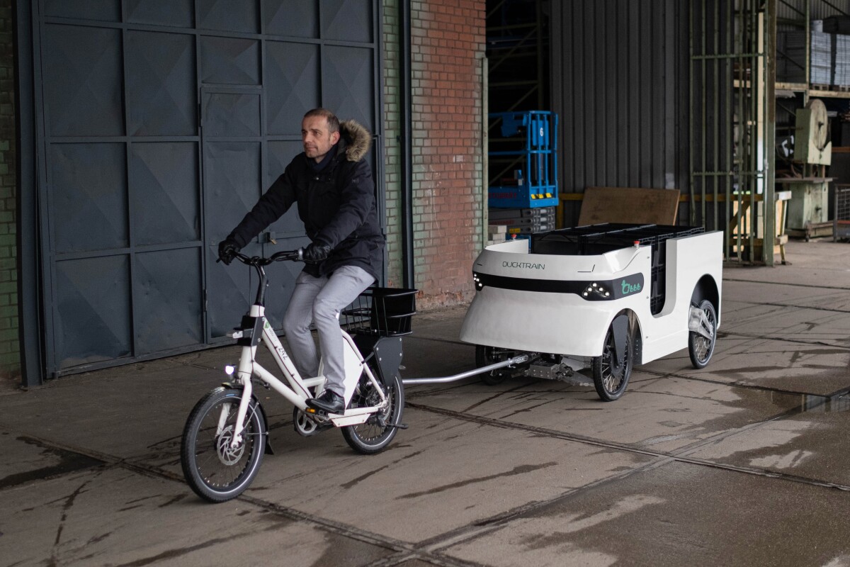 The Trailerduck cargo trailer matches the speed of the bike that's towing it, up to a maximum of about 30 km/h (19 mph)