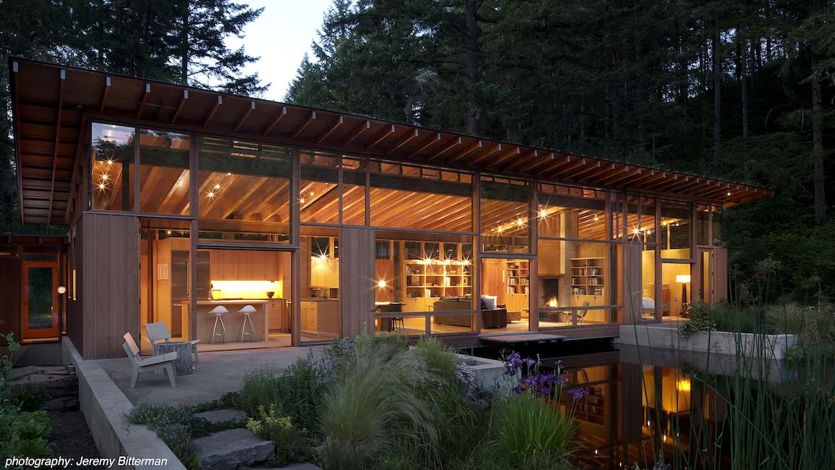 Few homes take their place as well as Newberg Residence, by Cutler Anderson Architects. Situated in Newberg, Oregon, it takes the form of a bridge over a large pond