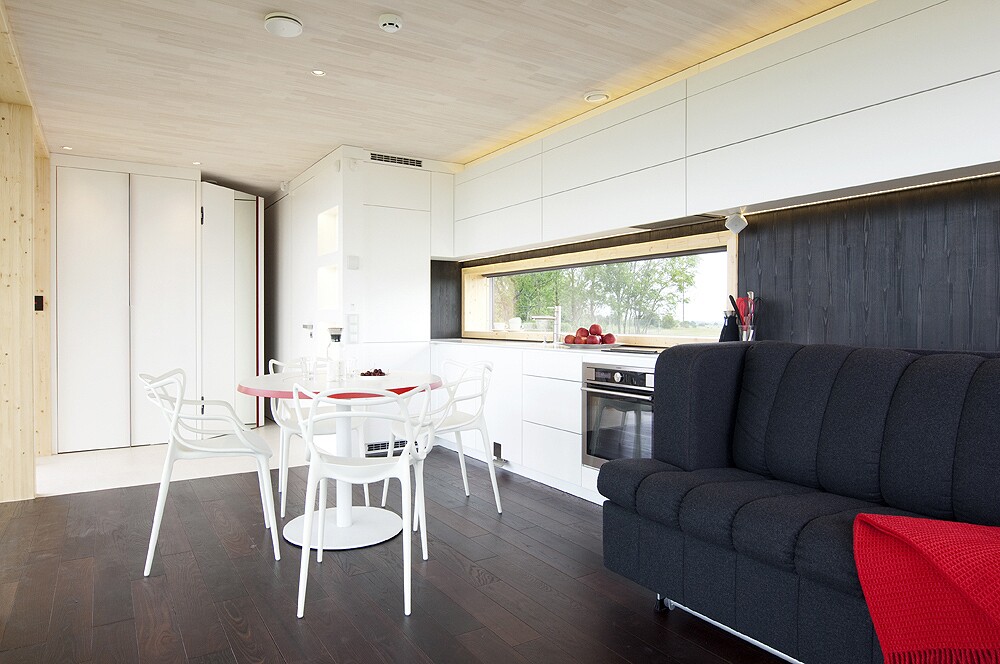 The windows are aluminum and wood (Photo: Architect 11)