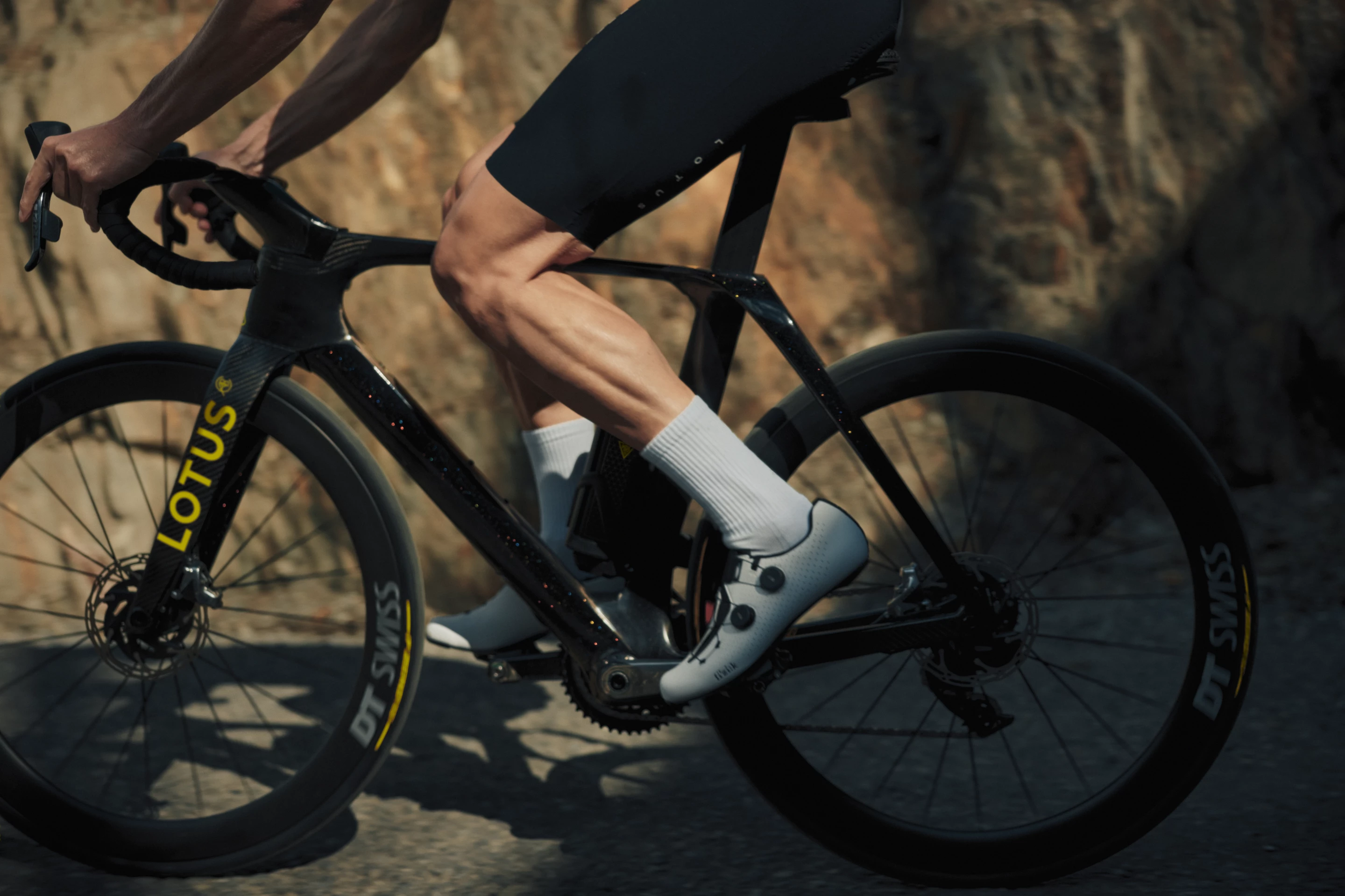 Visible only by its water bottle battery, the neatly integrated Watt Assist Pro drive offers three hours of pedal assist power per charge