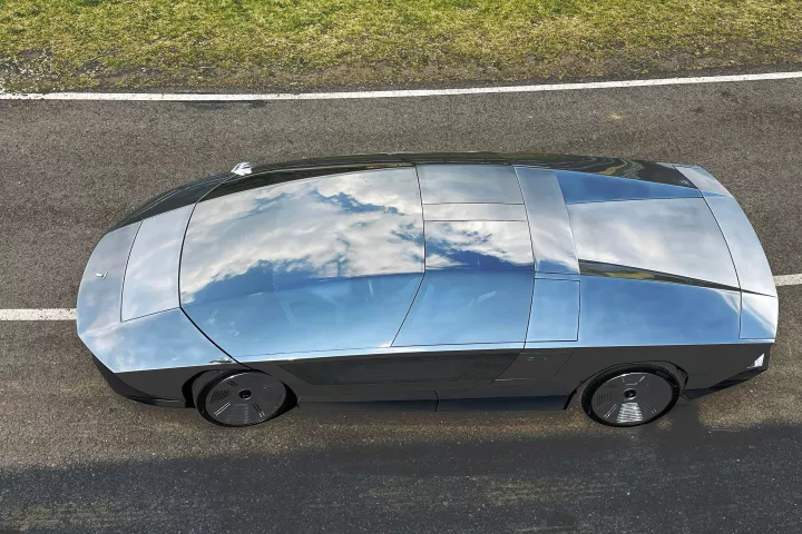 The weirdest and most unique view of the Peralta S has to be this top down angle ... I'm not entirely sure how I feel about it, but I can't stop staring at it