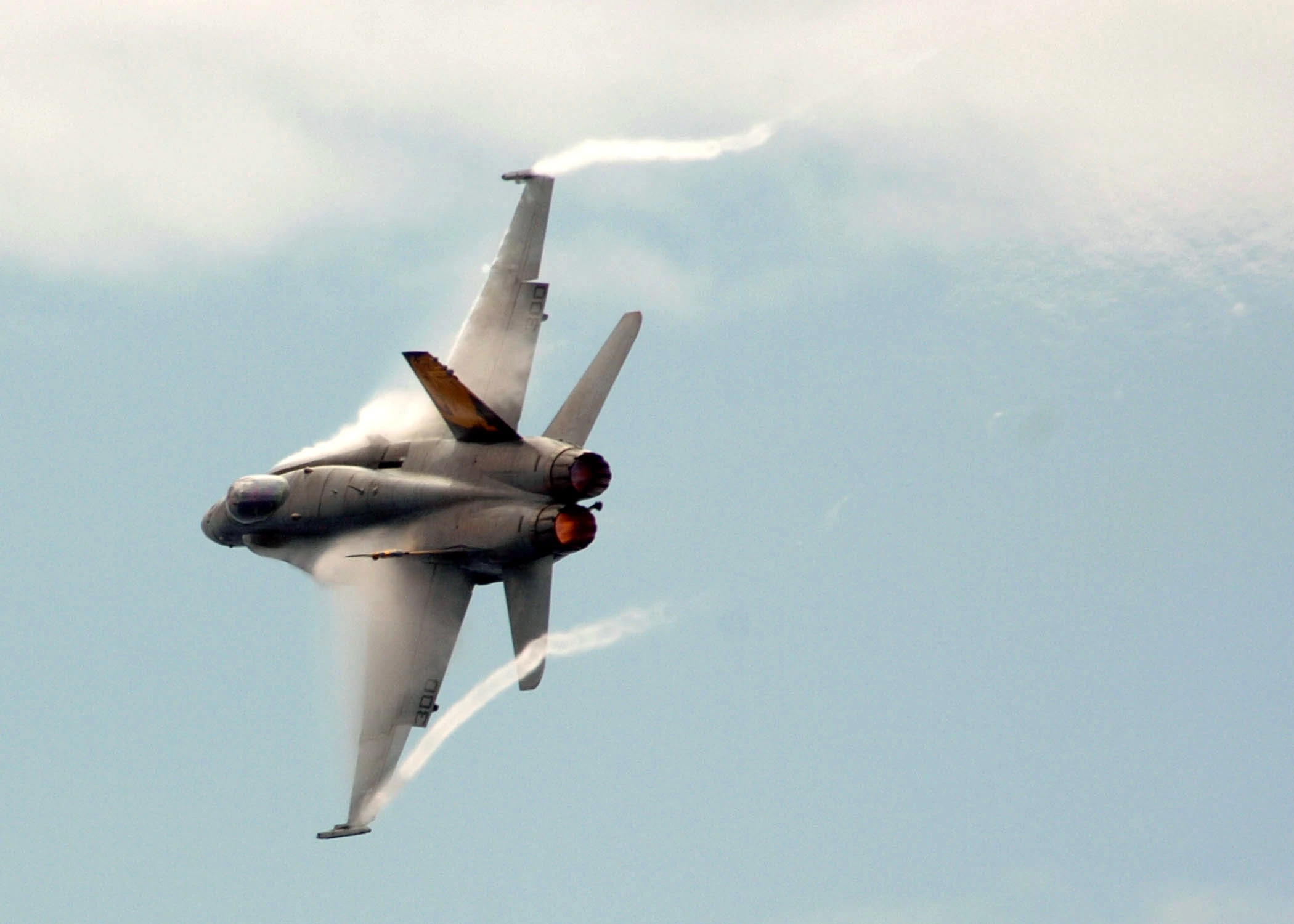 US Navy FA-18C creating vortices at the wingtips (Image: US Navy)
