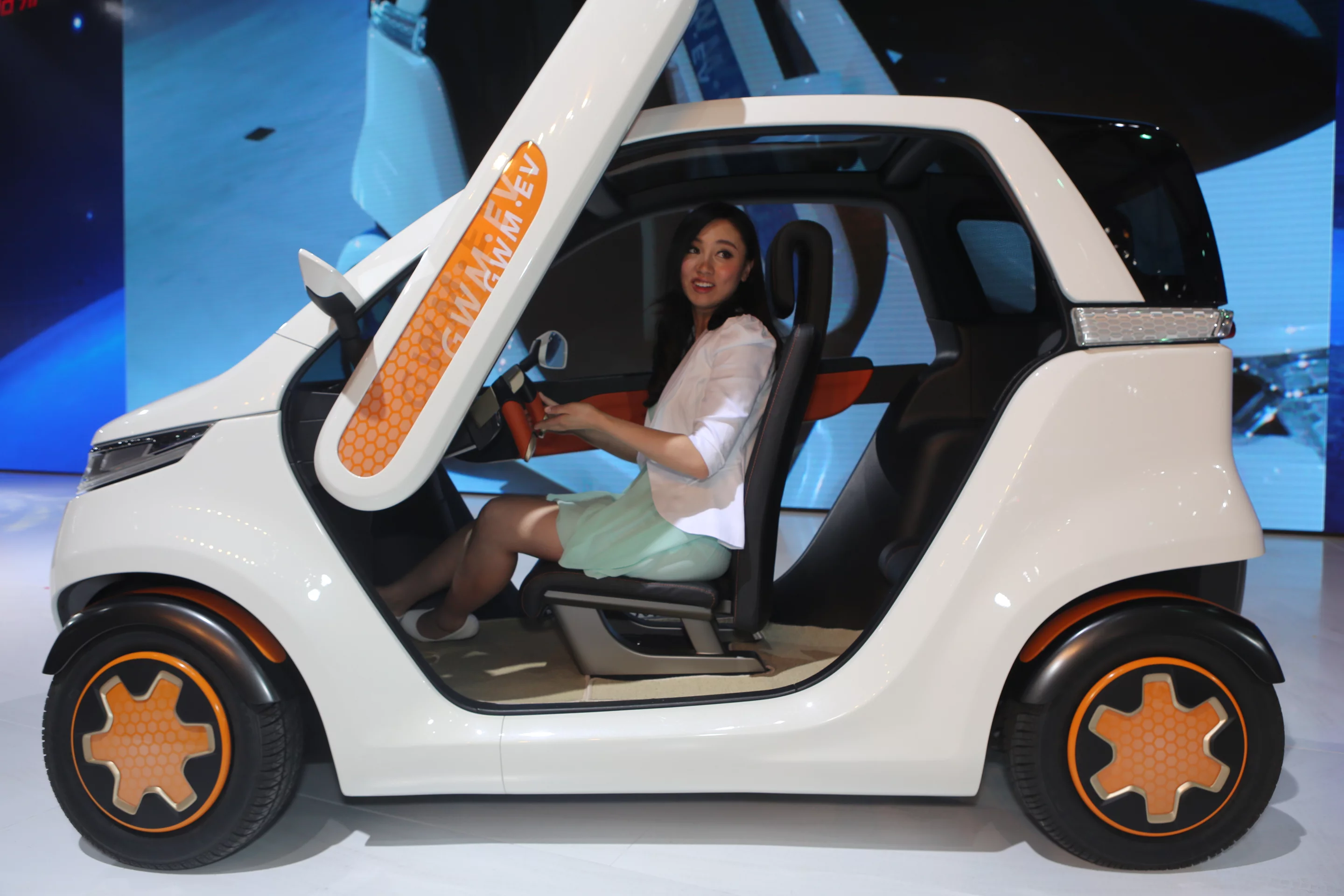 Gullwing doors...very Aventador