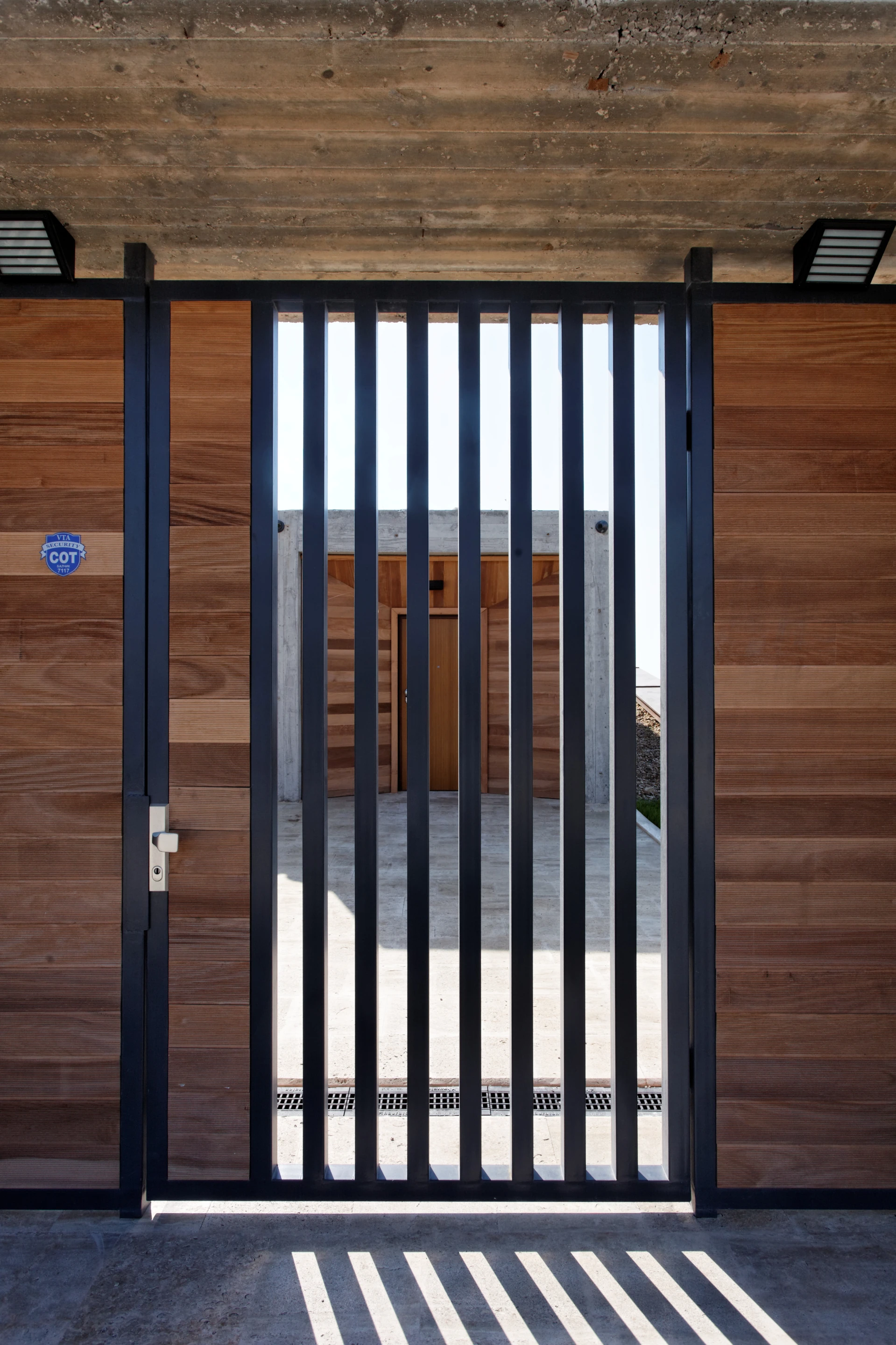 Entrance via the roof (Photo: Ignatov Architects)