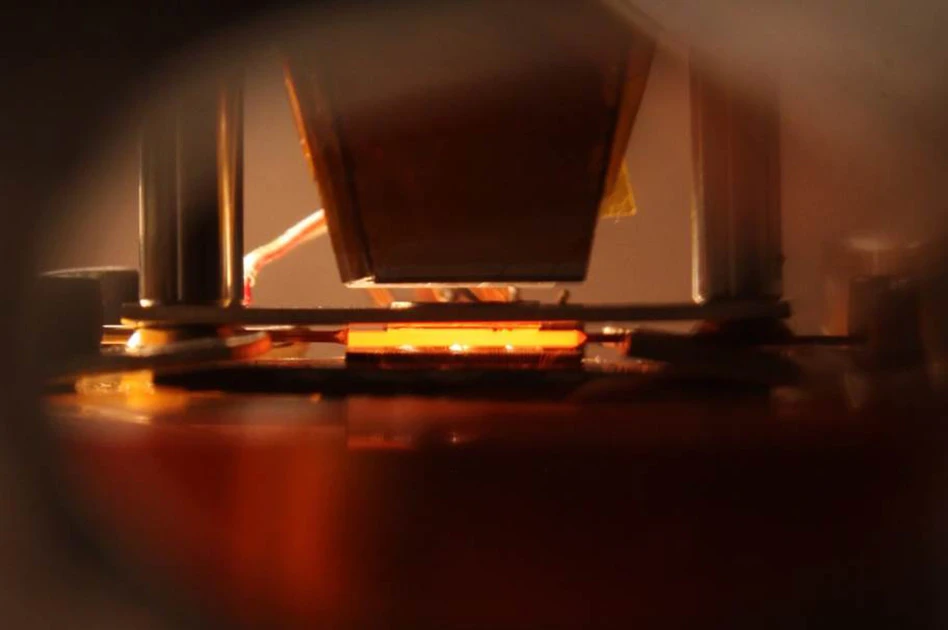 The thermalphotovoltaic device glows while converting solar energy to heat and re-emitting light to the solar cell