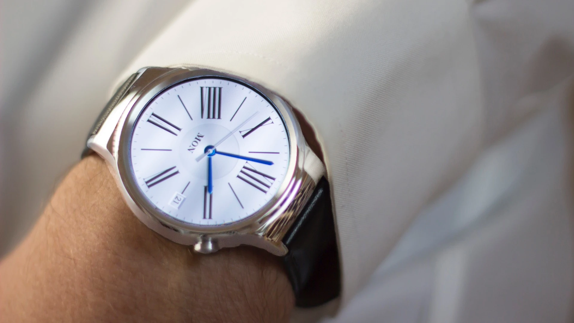 Gizmag reviews the Huawei Watch, a fashionable smartwatch that works with both Android phones and iPhones