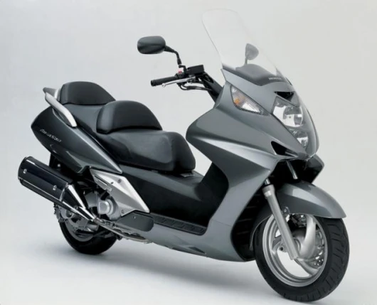 The T-Max’s 40 horsepower was soon gazzumped by Honda’s Silver Wing 600 twin with 50 horses