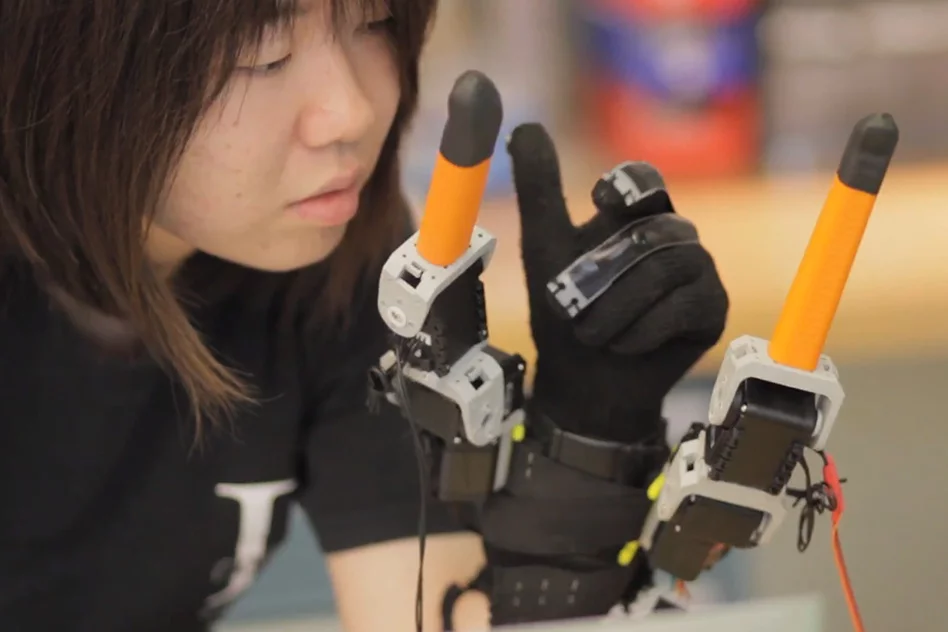 Faye Wu uses the supernumerary robotic fingers