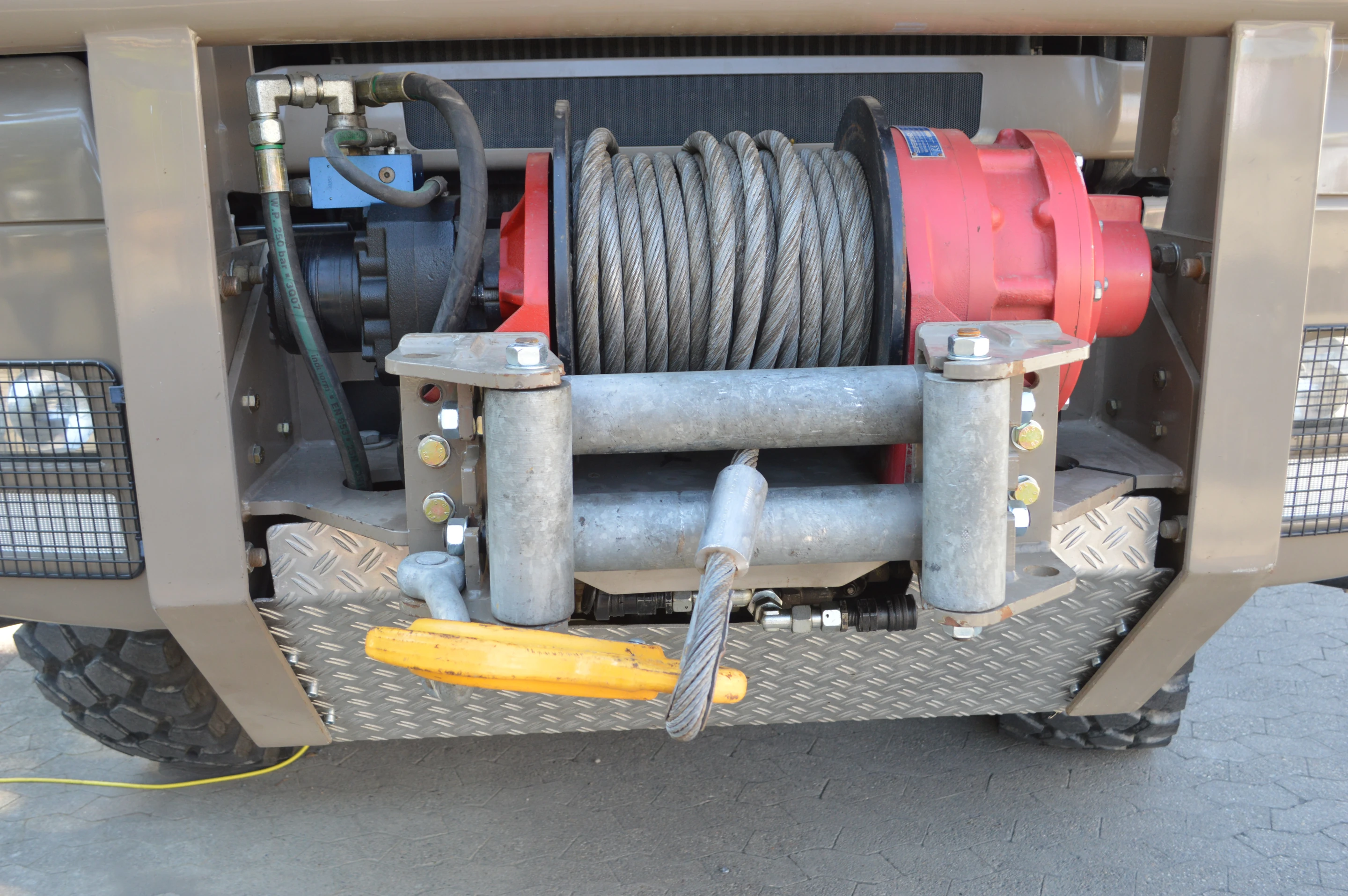 The MXXL 24 AH has a hydraulic winch up front