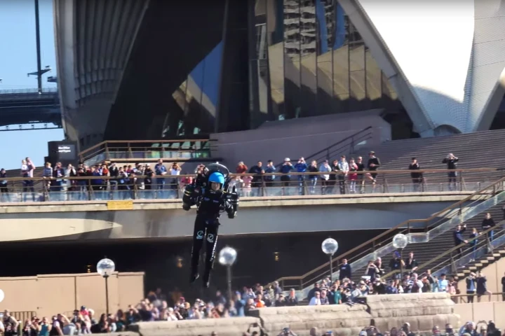 David Mayman flies his JB-10 jetpack around Sydney Harbour