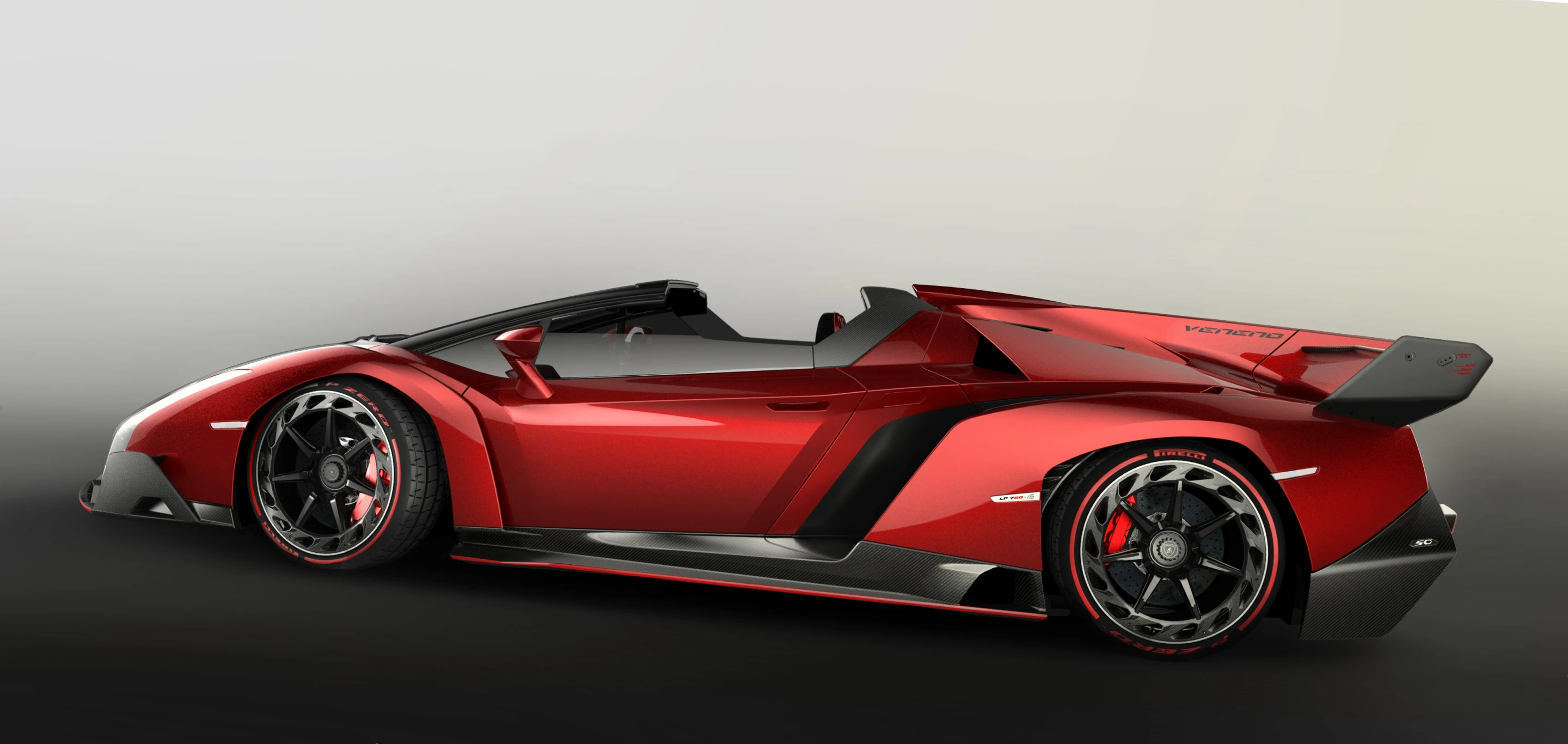 The topless Veneno provides zero shelter from the elements and weighs in at only 1,490 kg (3,278 pounds)