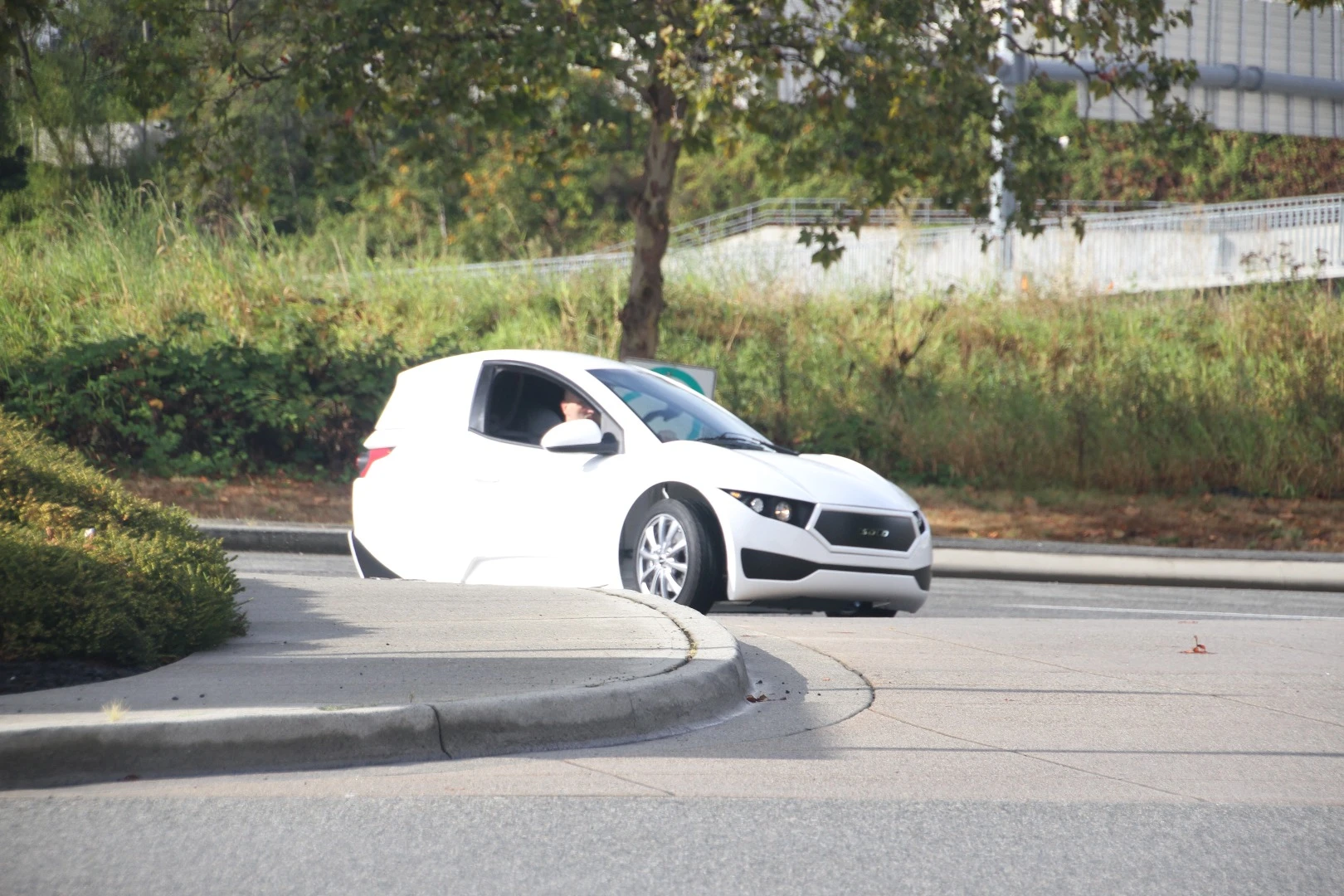 With an 80 mph top speed, the Solo is designed to handle highway driving, though you might want to stay in the slow lane, depending upon the local average speeds