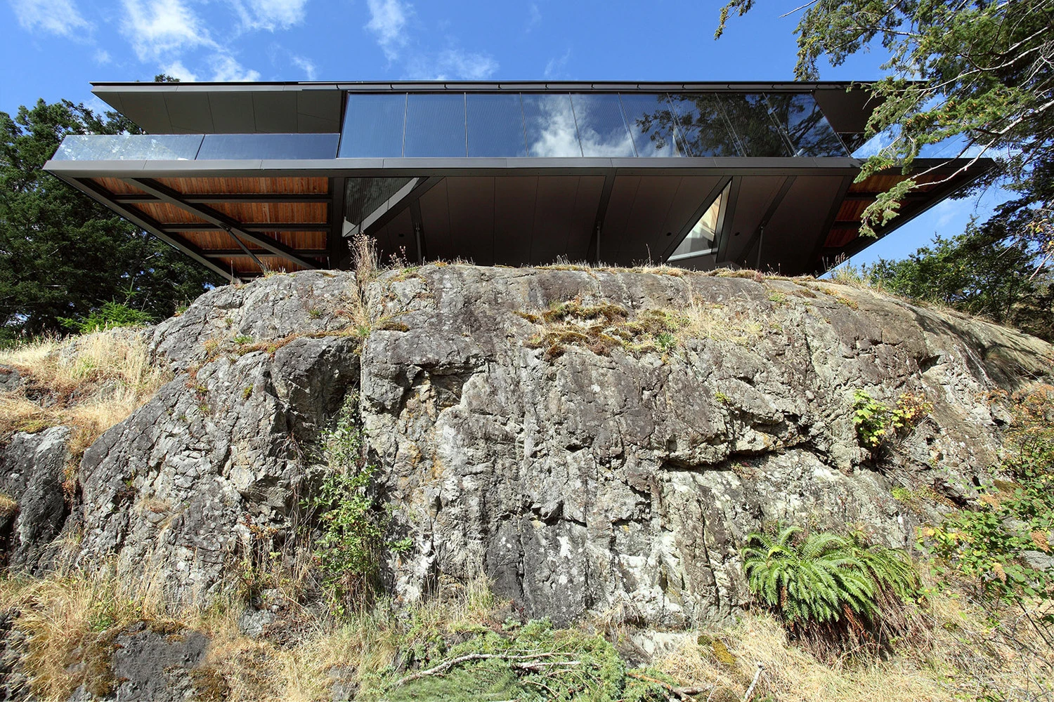 Tula House, several hours north of Vancouver in Canada, is another boldly positioned single-story house that cantilevers over a cliff edge