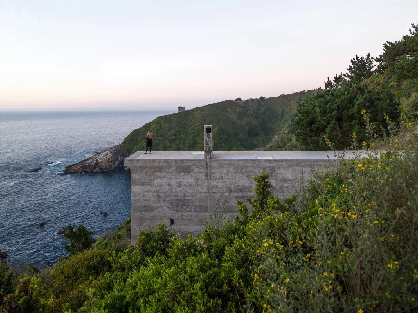 Loba House measures 3.2 x 19.2 m (10.5 x 63 ft)