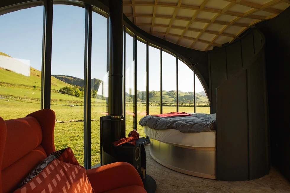 Theinterior features a round revolving bed next to the floorto ceiling glass window, which makes up the "eye" of thedragon