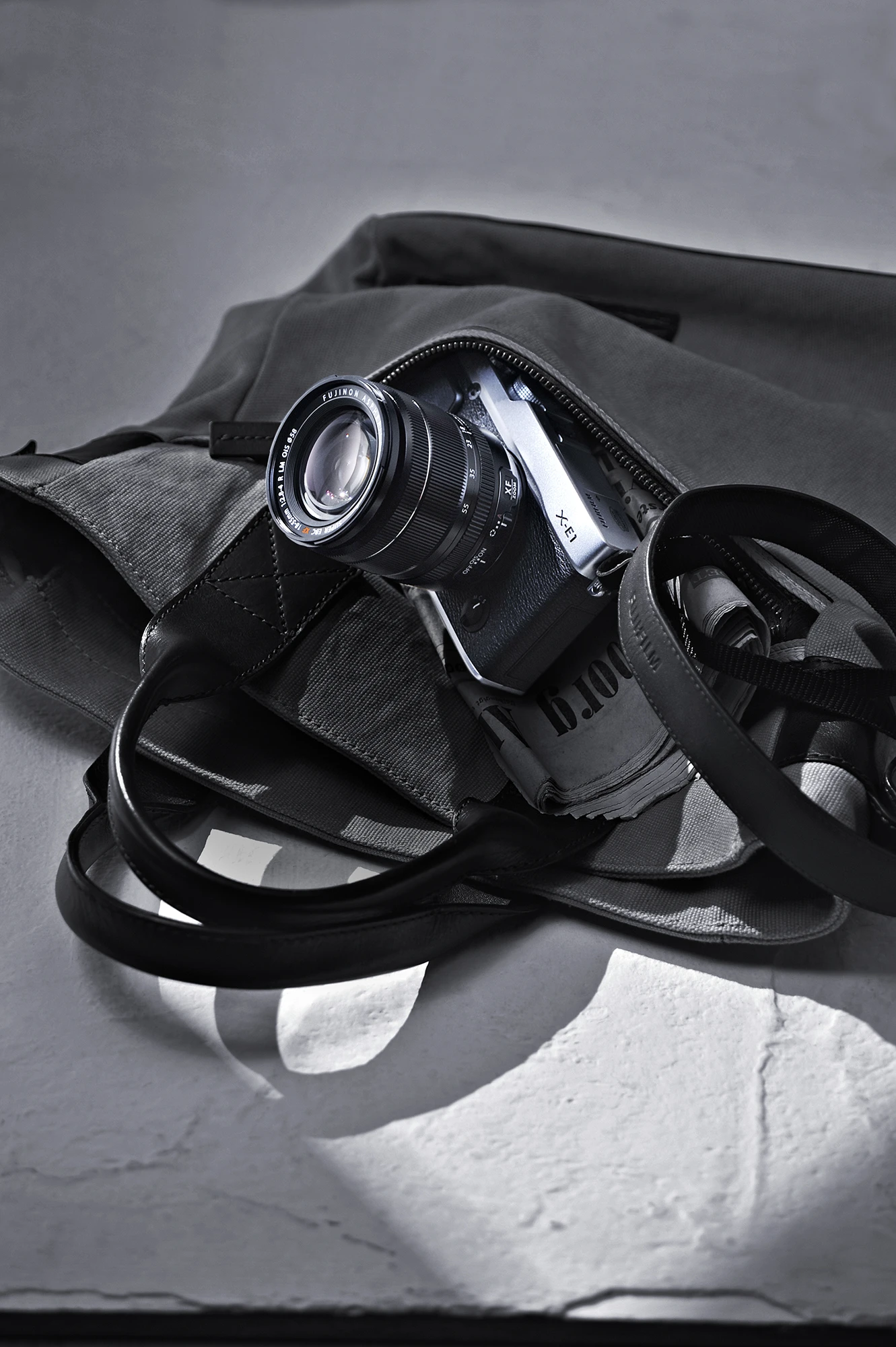 The Fujifilm X-E1 has the same retro style we've become accustomed to from Fuji in recent years