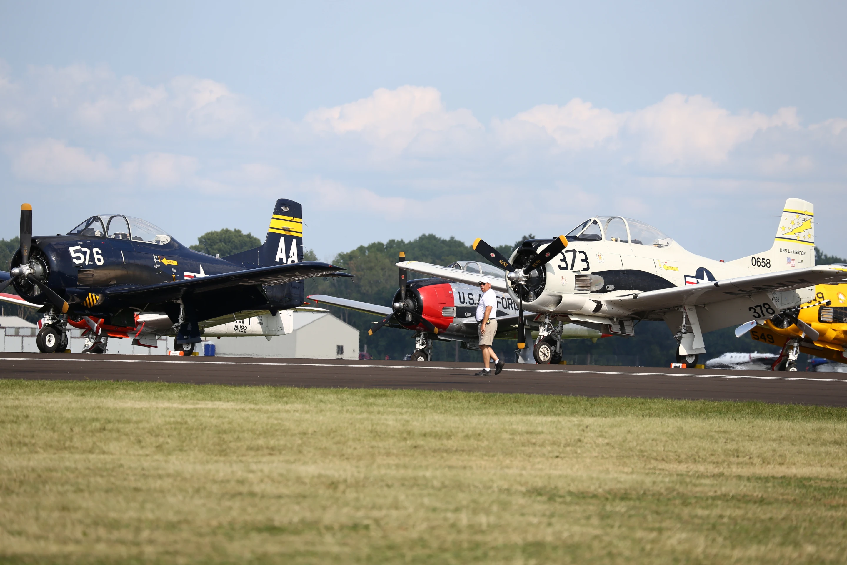 Trainers readying for takeoff (Photo: Angus MacKenzie/Gizmag.com)