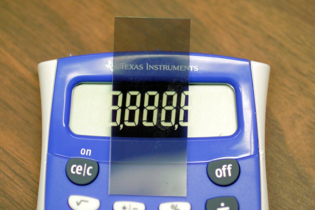 Rotating the outer polarizer of an LCD causes the display to show negative images (Photo: Gerd Kortemeyer