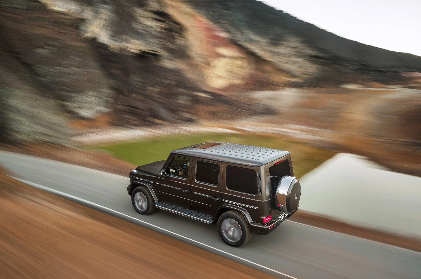 2019 Mercedes G-Class: keeps the rear-mounted spare tire