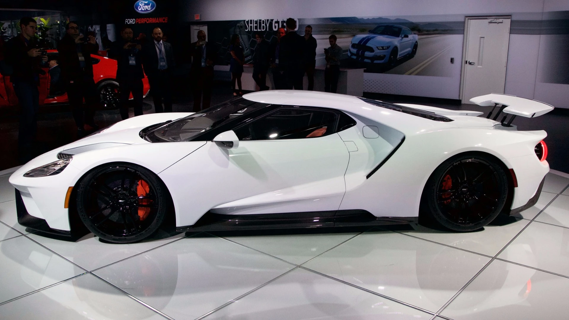 It's been twelve months since the Ford GT landed in Detroit, but that doesn't mean it doesn't look fantastic in white