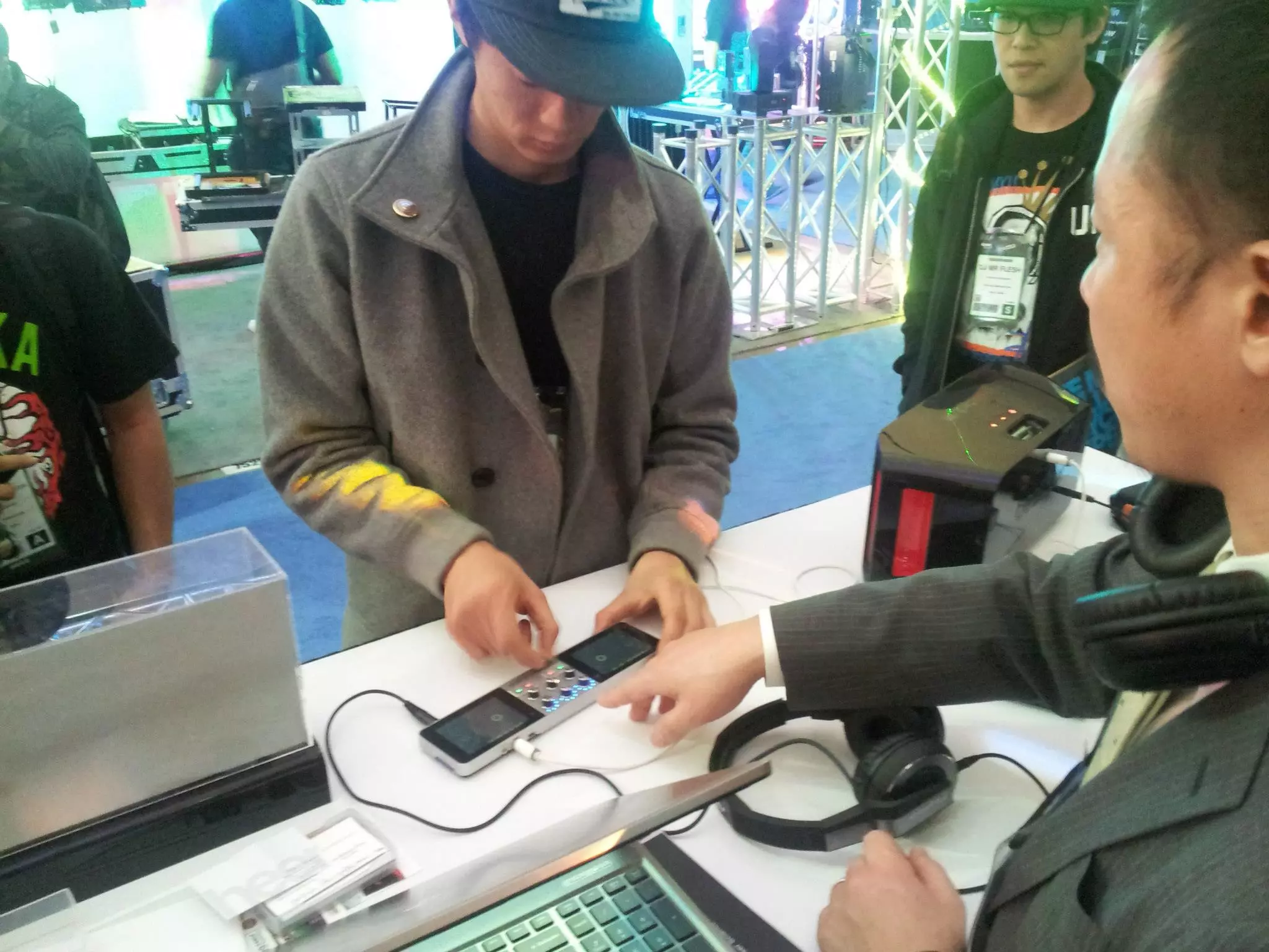 The PDJ sports a 16 beat step sequencer, 8-slot sampler, digital effects such as flanger, delay, phaser and decimator, auto looping and a three-band visual EQ