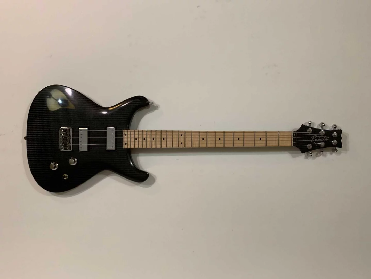 The Rubato Lassie has a single-piece carbon fiber body and neck and relies on the material's strength and rigidity to keep the neck from bending