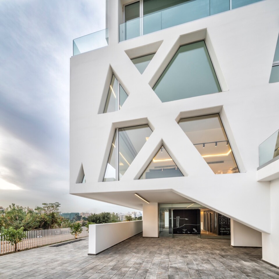 Structurally, The Cube consists of a fixed core containing elevators and staircases which are crossed by concrete girders
