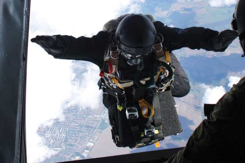 OXYJUMP NG makes crazy highaltitude parachute jumps safer