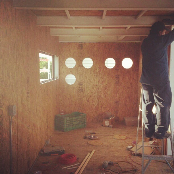 To make use of natural light during the day, several small windows have been built into the walls, and one side of the home is made of transparent material fitted with a curtain