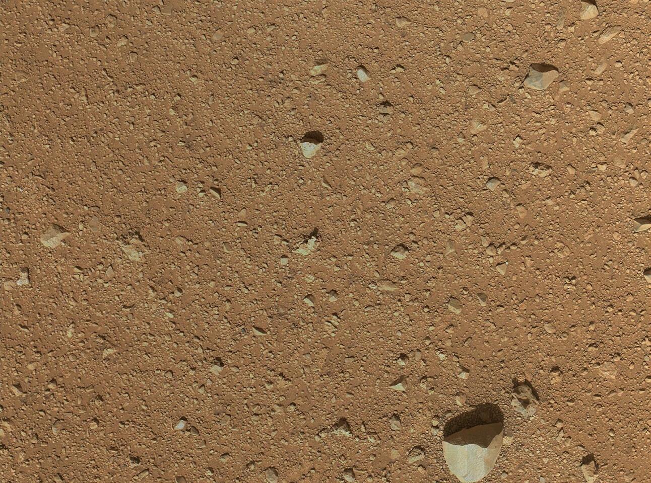 First MAHLI image sent back without dust cover (Image: NASA/JPL-Caltech/Malin Space Science Systems)