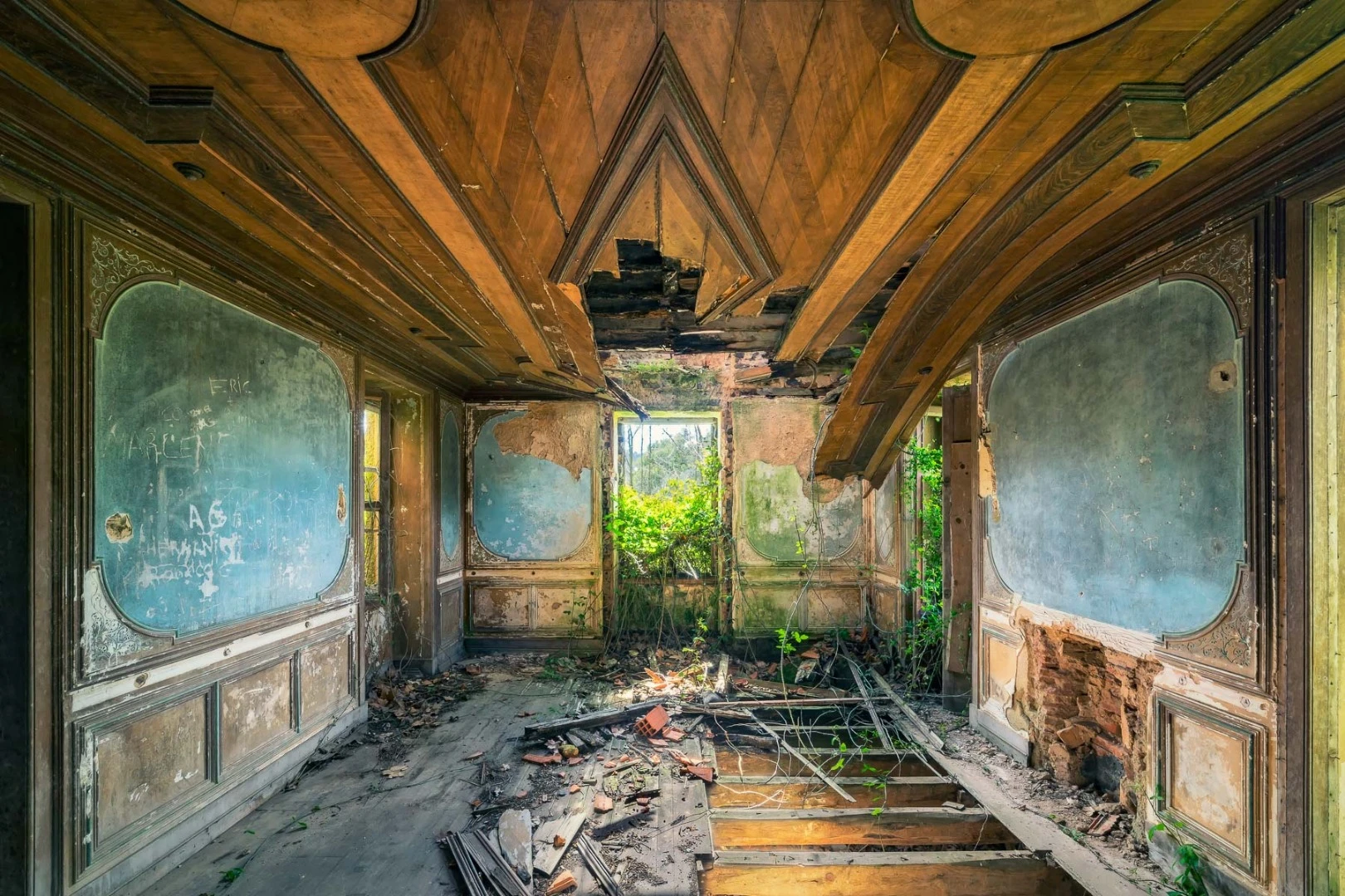 In this villa, nature gradually fights back. Only the richly decorated walls and ceilings recall the former splendor