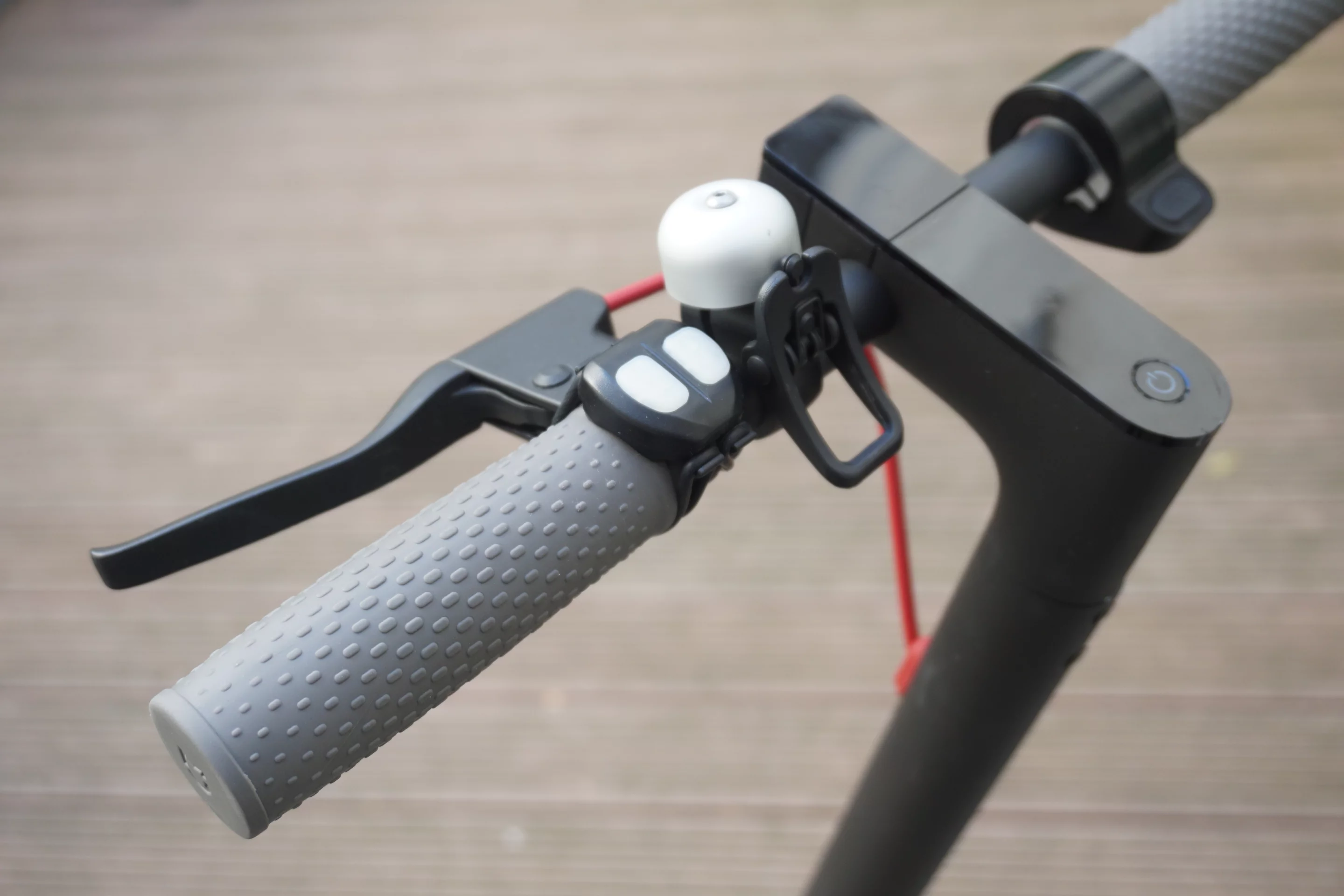 The Blinxi handlebar remote (beside the bell)