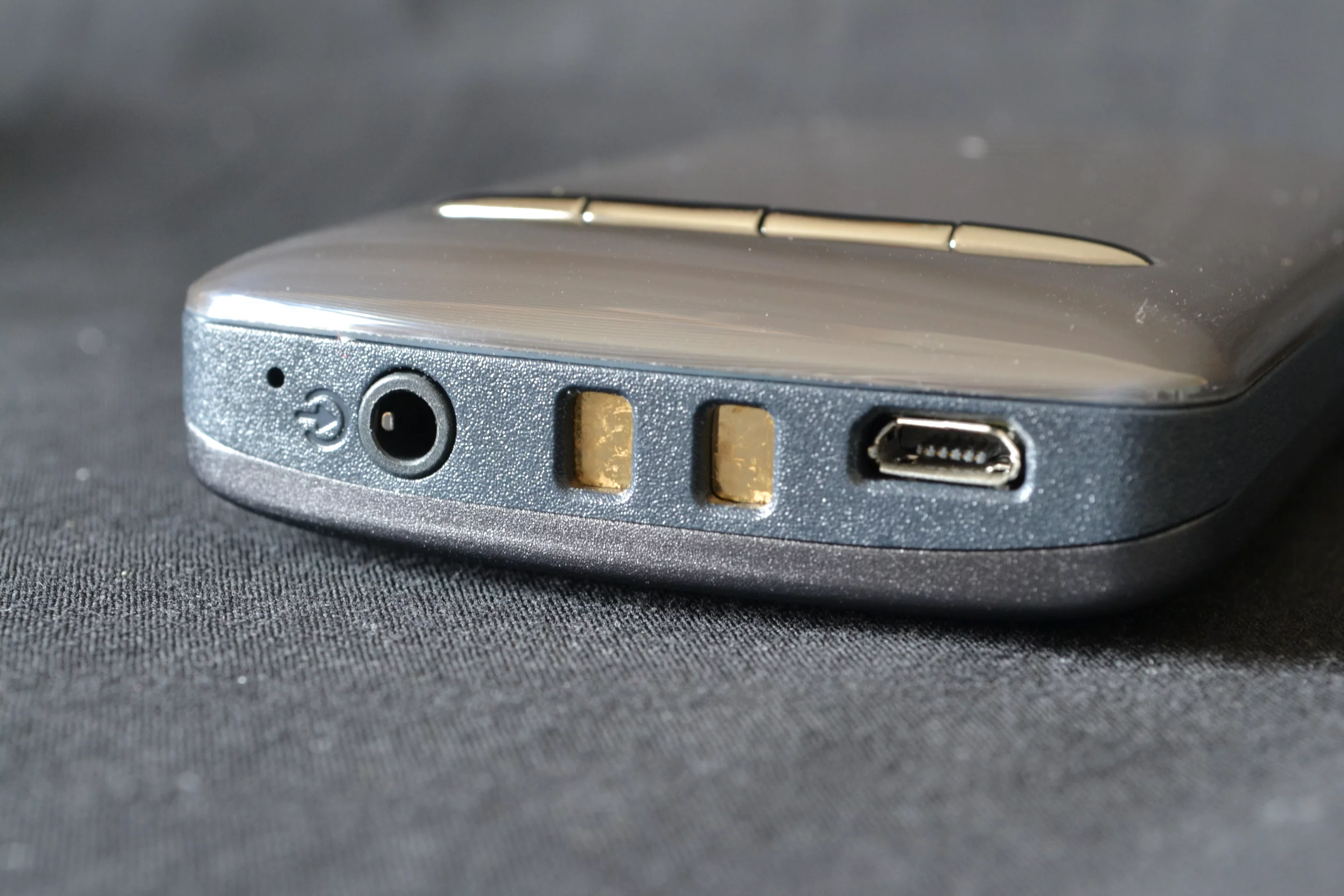 The bottom of the handset is home to a 3.5-mm audio input jack to allow for onward connection to a smartphone or music player, as well as a mini-USB port and two metal contact strips