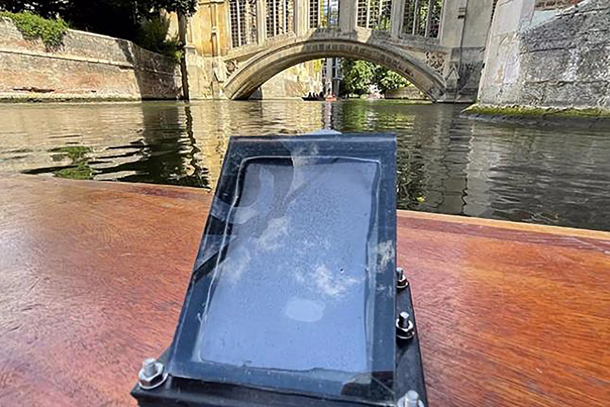 Researchers have created a solar-powered device that converts dirty water into clean hydrogen and clean water